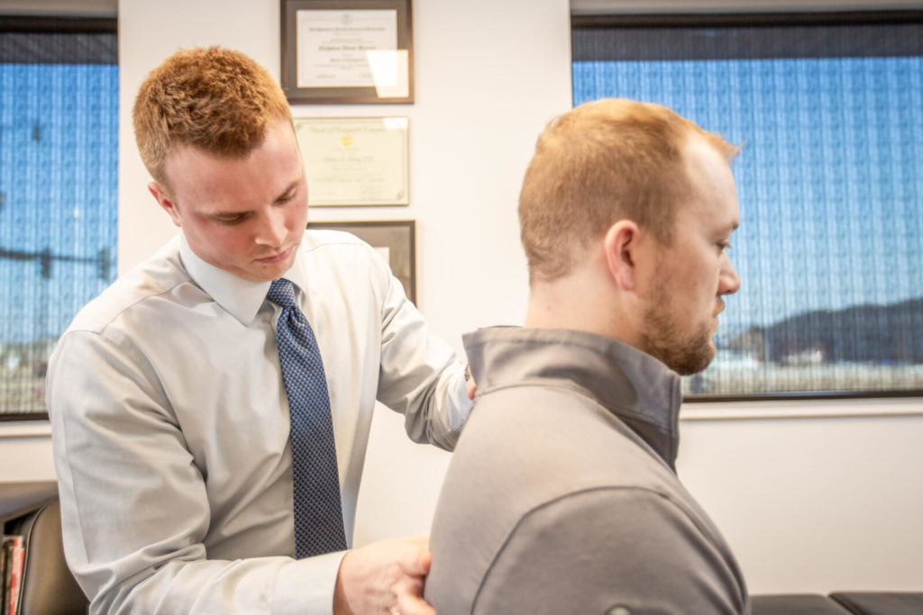 Dr. Andrew Jahner attend patients back pain